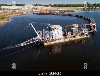 Der nachlaufende Saugtrichter zieht den Schlamm auf den Fluss Stockfoto