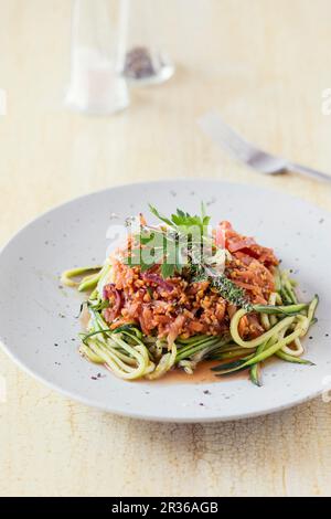 Zucchini Pasta mit Lupin Bolognese Stockfoto