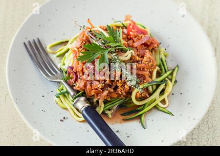 Zucchini Pasta mit Lupin Bolognese Stockfoto