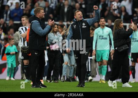 Newcastle, Großbritannien. 22. Mai 2023Newcastle United Assistant Manager Graeme Jones feiert nach dem Spiel der Premier League zwischen Newcastle United und Leicester City in St. James's Park, Newcastle am Montag, den 22. Mai 2023. (Foto: Mark Fletcher | MI News) Guthaben: MI News & Sport /Alamy Live News Stockfoto