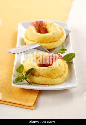 Ricotta-Flan mit Pecorino-Käse und Tomatensauce Stockfoto