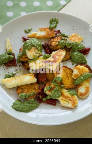 Süßkartoffeln und Halloumi mit Brennnesselpesto Stockfoto