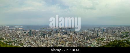 Panoramablick auf die Innenstadt von Kobe, Port Island und den Hafen an sonnigen Tagen Stockfoto