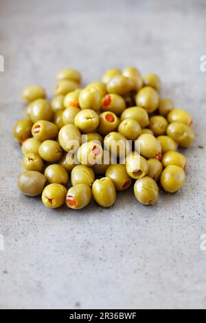Grüne Oliven gefüllt mit Paprika Stockfoto