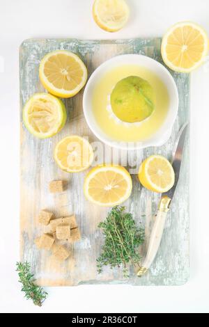 Zutaten für Limonade mit Thymian Stockfoto