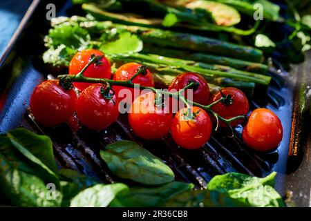 Gegrilltes Gemüse auf einem Tablett Stockfoto