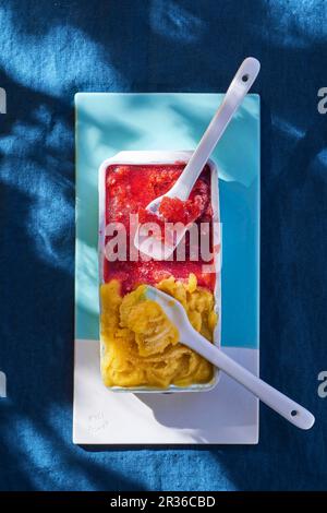 Erdbeersorbet und Mangosorbet (von oben gesehen) Stockfoto