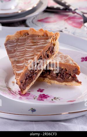 Ein Stück Torte mit getrockneten Feigen, Rosinen, Mandeln und Walnüssen Stockfoto
