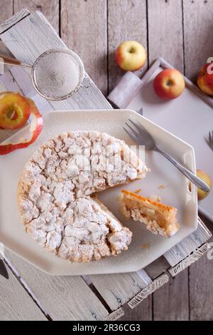 Entfernen Stück Apfelkuchen Stockfoto