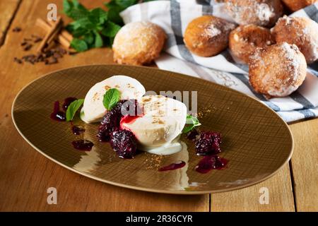 Halbfreddo mit Birnenschnaps und Brombeerpüree Stockfoto