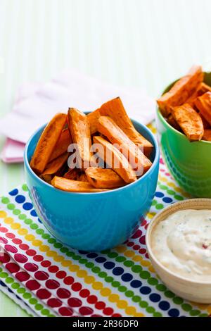 Süße Kartoffelchips mit cremigem Maisdip Stockfoto
