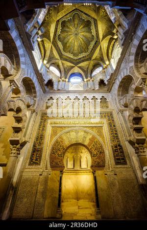Mihrab, Tür und Kuppel der Maqsura, erbaut während der Erweiterung der Alhakén IIMezquita-Kathedrale von Córdoba, Andalusien, Spanien. Stockfoto