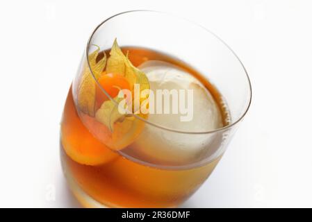 Barrels Shot Drink mit Eiswürfel und Physalis (Nahaufnahme) Stockfoto