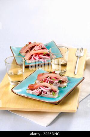 Crudo di Pesce spada (roher Schwertfisch mit Salat und Speck, Italien) Stockfoto