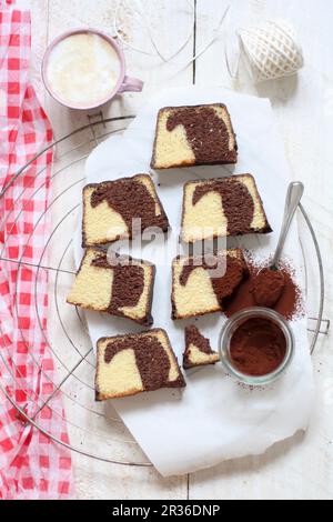 Scheiben Marmorkuchen auf einem Drahtgestell Stockfoto