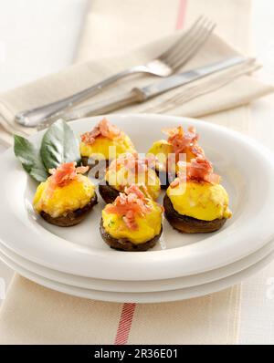 Gefüllte Champignons mit Parmaschinken Stockfoto