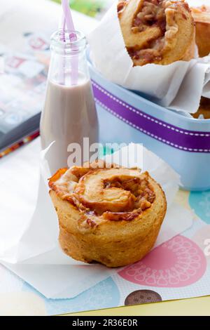 Ein Käse-Speck-Brötchen und ein Schokoladen-Shake Stockfoto