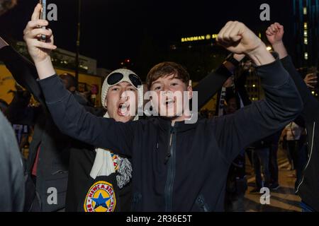 Newcastle upon Tyne, Großbritannien. 22. Mai 2023 Die Fans von Newcastle United feiern auf der Straße vor dem St. James' Park, während sich die Männer-Fußballmannschaft für die Champions League qualifiziert, nachdem sie 0-0 gegen Leicester gezogen haben. Kredit: Hazel Plater/Alamy Live News Stockfoto