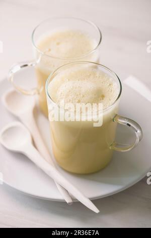 Goldene Milch (ein Getränk mit Kurkuma, Mandelmilch und Kokosöl) Stockfoto