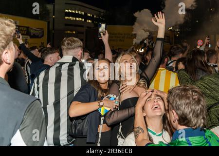 Newcastle upon Tyne, Großbritannien. 22. Mai 2023 Die Fans von Newcastle United feiern auf der Straße vor dem St. James' Park, während sich die Männer-Fußballmannschaft für die Champions League qualifiziert, nachdem sie 0-0 gegen Leicester gezogen haben. Kredit: Hazel Plater/Alamy Live News Stockfoto