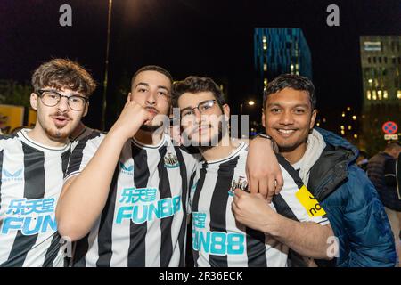 Newcastle upon Tyne, Großbritannien. 22. Mai 2023 Die Fans von Newcastle United feiern auf der Straße vor dem St. James' Park, während sich die Männer-Fußballmannschaft für die Champions League qualifiziert, nachdem sie 0-0 gegen Leicester gezogen haben. Kredit: Hazel Plater/Alamy Live News Stockfoto