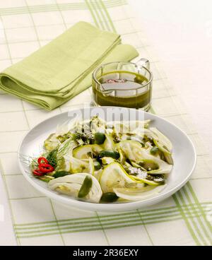 Fenchel und Zitrone Salat mit Chili und Kräutersoße Stockfoto