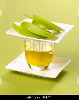 Ein Glas Olivenöl und in Scheiben geschnittenen Apfel grün Stockfoto