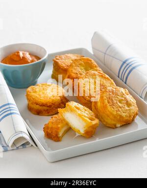 Mozzarelline in Carrozza (panierte, gebratene Mozzarella Fritters, Italien) Stockfoto