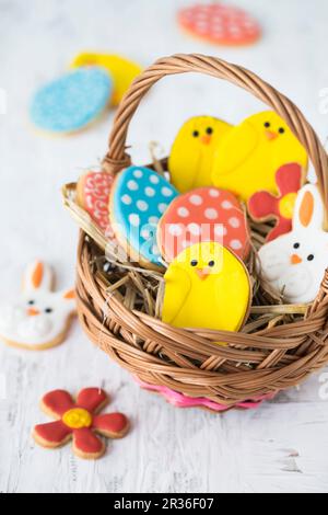 Buntes Osterfest Kekse in einem Korb Stockfoto