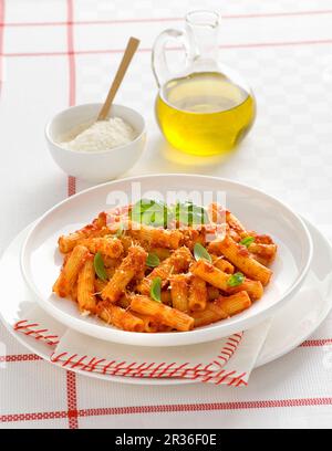 Maccheroni alla nduja (Nudeln mit Tomatensoße, würzige Wurst und Basilikum, Italien) Stockfoto