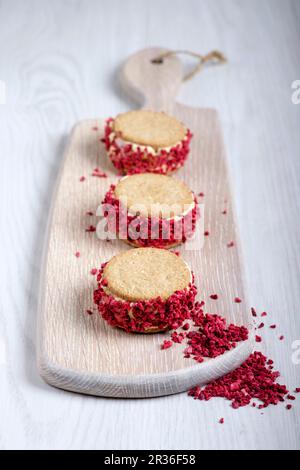 Emily Erdbeer Eis Sandwiches auf ein Schneidebrett Stockfoto