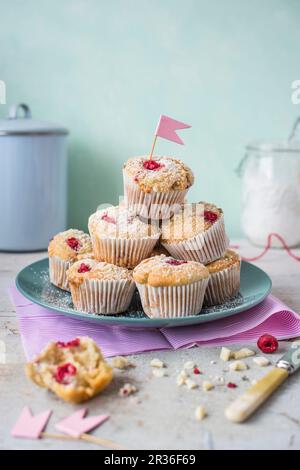 Himbeer Muffins mit weißer Schokolade auf einer Platte Stockfoto