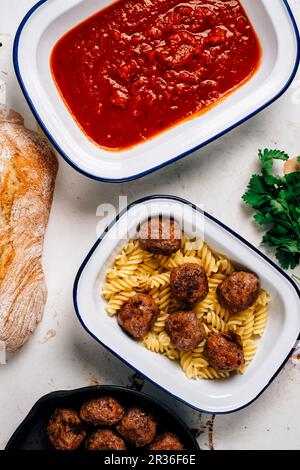 Fusilli-Pasta mit Fleischbällchen und Tomatensoße Stockfoto