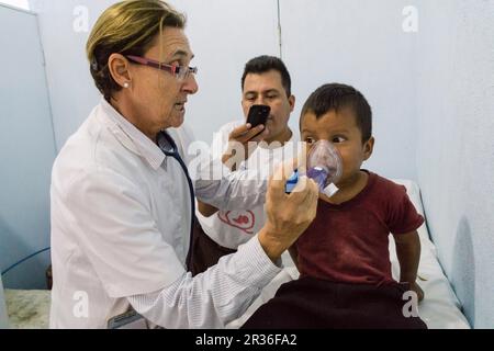 Tratamiento de Insuficiencia Respiratoria Infantil, La Taña, Zona Reina, Uspantán, Quiche, Guatemala, Mittelamerika. Stockfoto