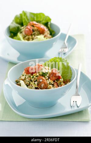 Tabbouleh auf grüne Salatblätter Stockfoto