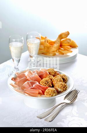 Parmaschinken und Robiola-Trüffel werden mit Prosecco serviert Stockfoto