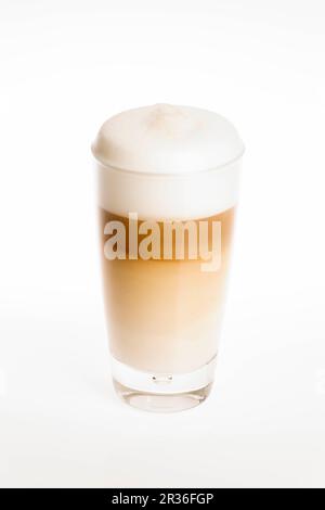 Café Macchiatto mit weißem Hintergrund, mallorca, spanien. Stockfoto