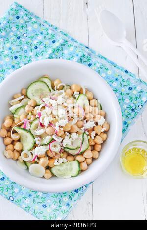 Kichererbsen Salat mit Gurken, Zwiebeln und Schafskäse Stockfoto