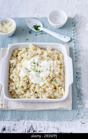 Käse- und Kräuterrisotto mit Parmesan Stockfoto