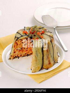 Aubergine und Pasta Timbale Stockfoto