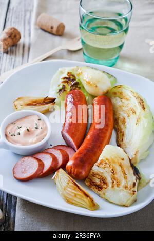 Würstchen mit gegrilltem Gemüse und Sauce Stockfoto