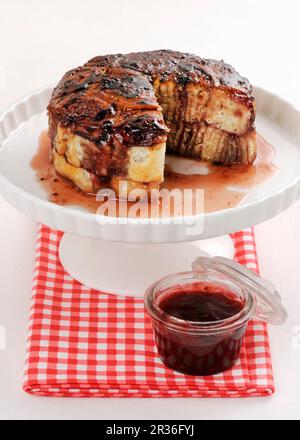 Ein Brötchen-Kranzkuchen mit Erdbeermarmelade Stockfoto