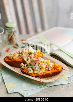 Süße Kartoffeln gefüllt mit Coronation Chicken Stockfoto