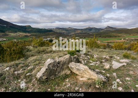 Dolmen de la Capilleta, III milenio antes de Cristo, ruta de los megalitos del alto Aragon, Paúles de Sarsa, Provincia de Huesca, Comunidad Autónoma de Aragón, cordillera de los Pirineos, Spanien, europa. Stockfoto