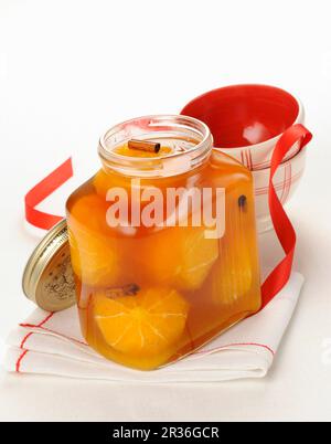 Brandy Orangen mit Gewürzen in einem Glas Stockfoto