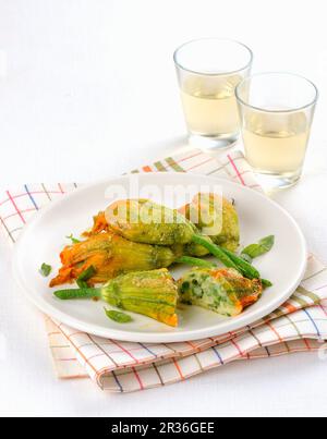 Zucchiniblüten mit einer vegetarischen Füllung Stockfoto