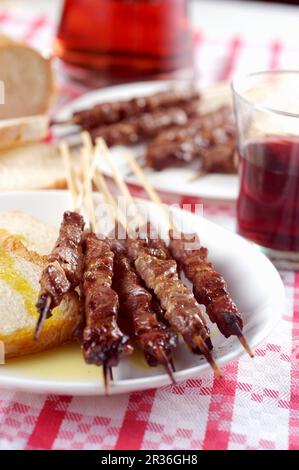 Arrosticini abruzzesi (muton kebabs), Abruzzo, Italien Stockfoto