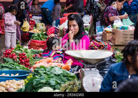 Mercado cubierto de Santo Tomas, Mercado del Centro Historico, Chichicastenango, Municipio del Departamento de El Quiché, Guatemala, Mittelamerika. Stockfoto