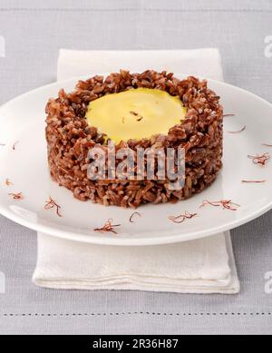 Roter Reis mit Safrankäse-Sahne Stockfoto