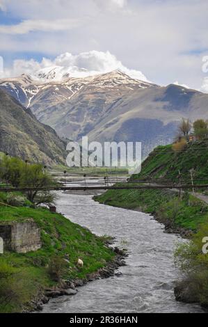 Gebirgskette um Stepanzminda im Kaukasischen Gebirge Stockfoto